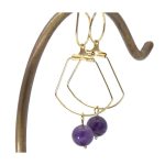 Antiallergisch vergulde stainless steel oorbellen met Amethist kogel.