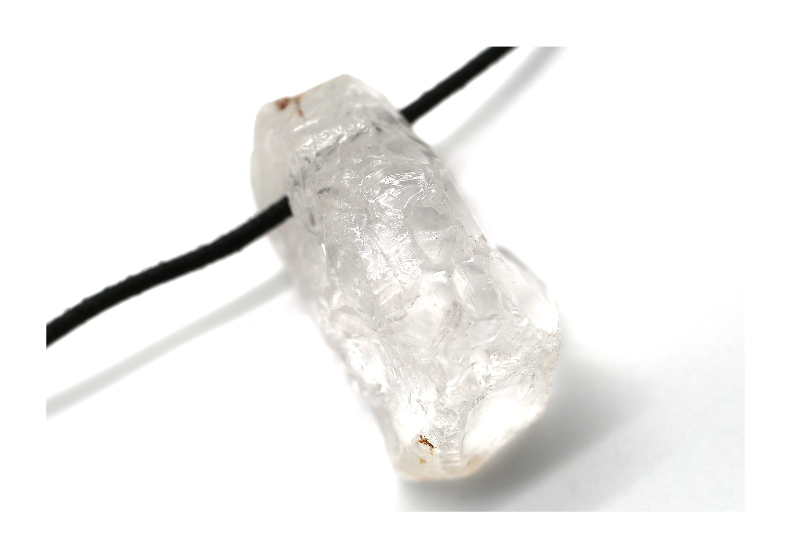 Ruwe Bergkristal Amulet/Hanger aan lederen koord